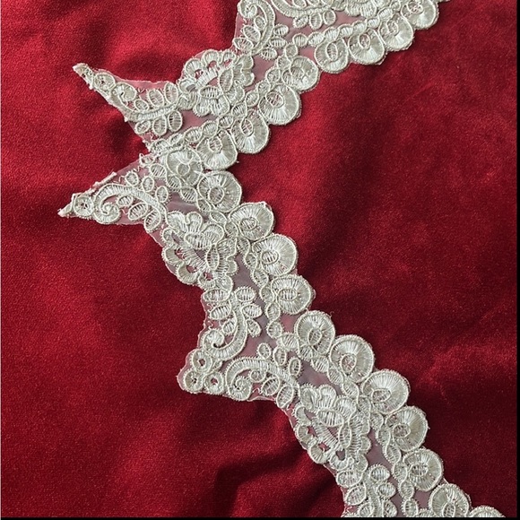 Red velvet square tablecloth (handmade) - Picture 4 of 7